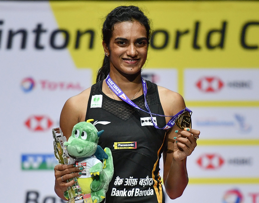 কোন সে পাঁচ পদক? ২০১৩ এবং ’১৪ সালে পর পর দু’বার বিশ্ব চ্যাম্পিয়নশিপে ব্রোঞ্জ জিতেছিলেন সিন্ধু। এর পর ২০১৭ সাল থেকে টানা তিন বার বিশ্ব চ্যাম্পিয়নশিপের ফাইনালে পা রাখেন তিনি। ২০১৭, ’১৮-তে রুপো জিতলেও এ দিন ফাইনালে সোনার হাসিটি হাসলেন পি ভি-ই!