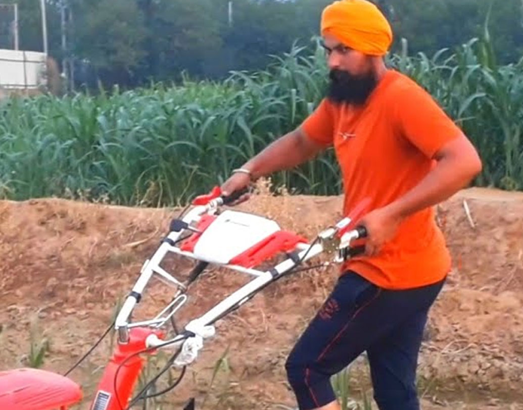 দর্শনের উপার্জন আসে ইউটিউব থেকে। মাঠে চাষের পাশাপাশি দর্শন একজন ইউটিউব ফার্মারও। তাঁর ইউটিউব চ্যানেল ‘ফার্মিং লিডার’-এর ফলোয়ার ২ কোটি ১০ লক্ষ। আর তা থেকে প্রতি মাসে দর্শনের আয় ২ লক্ষ টাকা।