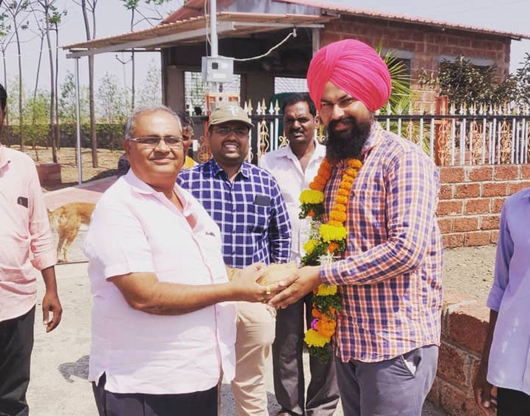 মোবাইলের বদলে ভিডিয়ো শুট করার জন্য অত্যাধুনিক ক্যামেরাও কিনে ফেলেছেন দর্শন। চাষ থেকে লাভ তো করছেনই, ইউটিউব থেকেও তিনি প্রতি মাসে ২ লক্ষ টাকা আয় করছেন। সঙ্গে বাড়তি পাওনা পরিচিতি। ইউটিউবের সুবাদে দর্শনকে এখন অনেকেই চেনেন।