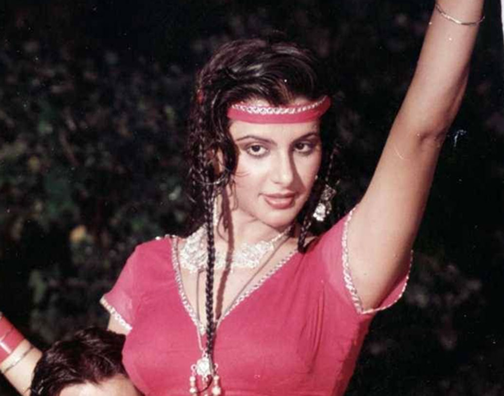 বলিউডে নায়িকা হিসাবে অনিতার ডেবিউ ফিল্ম হওয়ার কথা ছিল ১৯৭৯ সালের ‘পুরস্কার’। গোবিন্দার কাকা আনন্দের বিপরীতে তিনি অভিনয় করছিলেন। কিন্তু পরিচালক মানিক চট্টোপাধ্যায়ের আচমকা মৃত্যুতে সেই ছবি অসম্পূর্ণ থেকে যায়। ফলে দু’বছর পর ১৯৮১ সালে ‘প্রেম গীত’ ছবি দিয়েই তাঁর বলি ডেবিউ হয়।