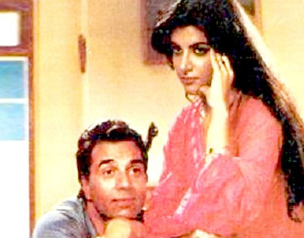 শুধু দর্শকই বা কেন! ধর্মেন্দ্র প্রথম দেখাতেই অনিতার প্রেমে পড়েছিলেন, এমন গসিপ আজও বলিউড পাড়ায় শোনা যায়। দু’জনের জুটি দর্শকও পছন্দ করেছিলেন। তবে ধর্মেন্দ্রর বাড়ি থেকে নাকি এই সম্পর্কে রাজি ছিলেন না কেউই। সে কারণে তাঁদের প্রেমের সম্পর্ক সে ভাবে টেকেনি। শোনা যায়, ধর্মেন্দ্রই ধীরে ধীরে নিজেকে গুটিয়ে নিয়েছিলেন।