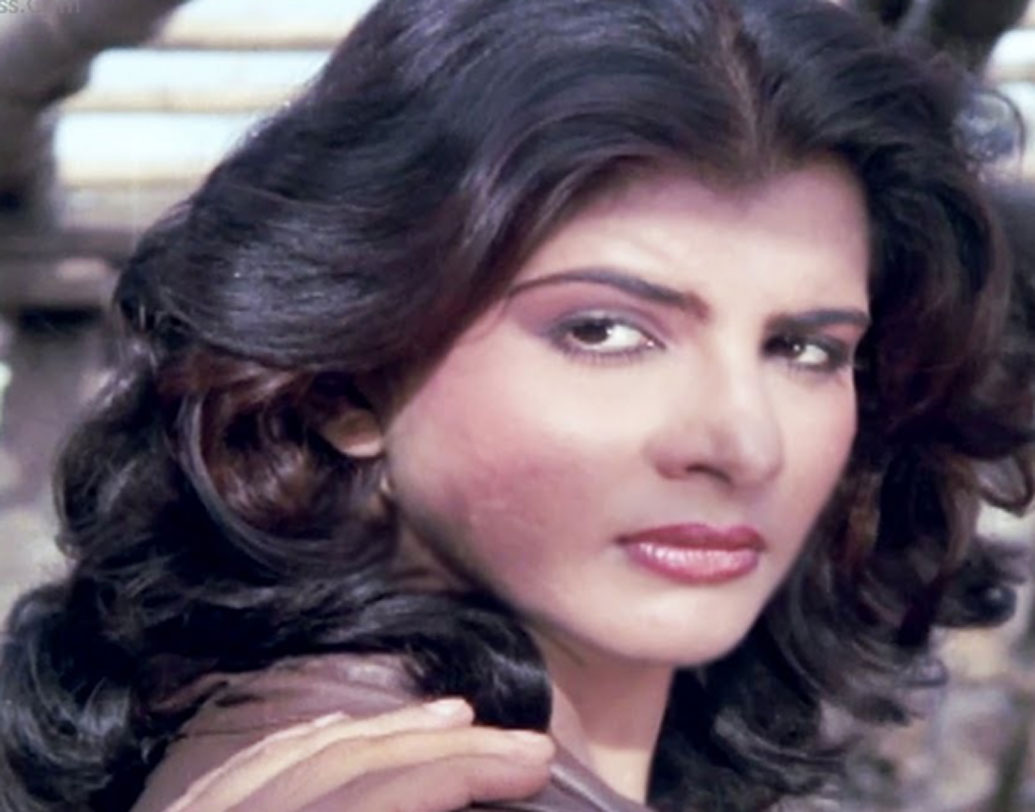 অন্তঃসত্ত্বা অবস্থাতেই যত দিন পেরেছেন ফিল্মের অভিনয় চালিয়ে গিয়েছেন অনিতা। তিনি যখন আট মাসের অন্তঃসত্ত্বা, তাঁর পক্ষে আর অভিনয় চালানো সম্ভব হচ্ছিল না। তিনি কয়েক দিনের জন্য ছুটি চেয়েছিলেন। রাজেন্দ্র কুমার নাকি তাতে রাজি হননি। অভিনয় করতে গিয়ে পা পিছলে শুটিং সেটেই পড়ে যান অনিতা। অসহ্য যন্ত্রণা নিয়ে তাঁকে দ্রুত হাসপাতালে নিয়ে যাওয়া হয়। সেখানেই তাঁর সন্তানের জন্ম হয়।