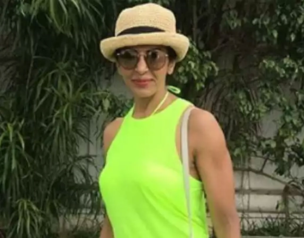 ৫৭ বছরের অনিতা কিন্তু এখনও একই রকম চার্মিং এবং ফিট। রোজ সকাল সাড়ে ৫টায় ঘুম থেকে ওঠেন তিনি। নিয়ন্ত্রিত ডায়েট আর অনেকটা সময় জিমে কাটান তিনি। জিম ওয়ার্কআউট নিয়ে তাঁর প্রচুর ইউটিউব ভিডিয়ো রয়েছে। অনিতার মতে, বিয়ের পর মোটা হওয়ার ভয় থেকেই তাঁর জিমে যোগদান।