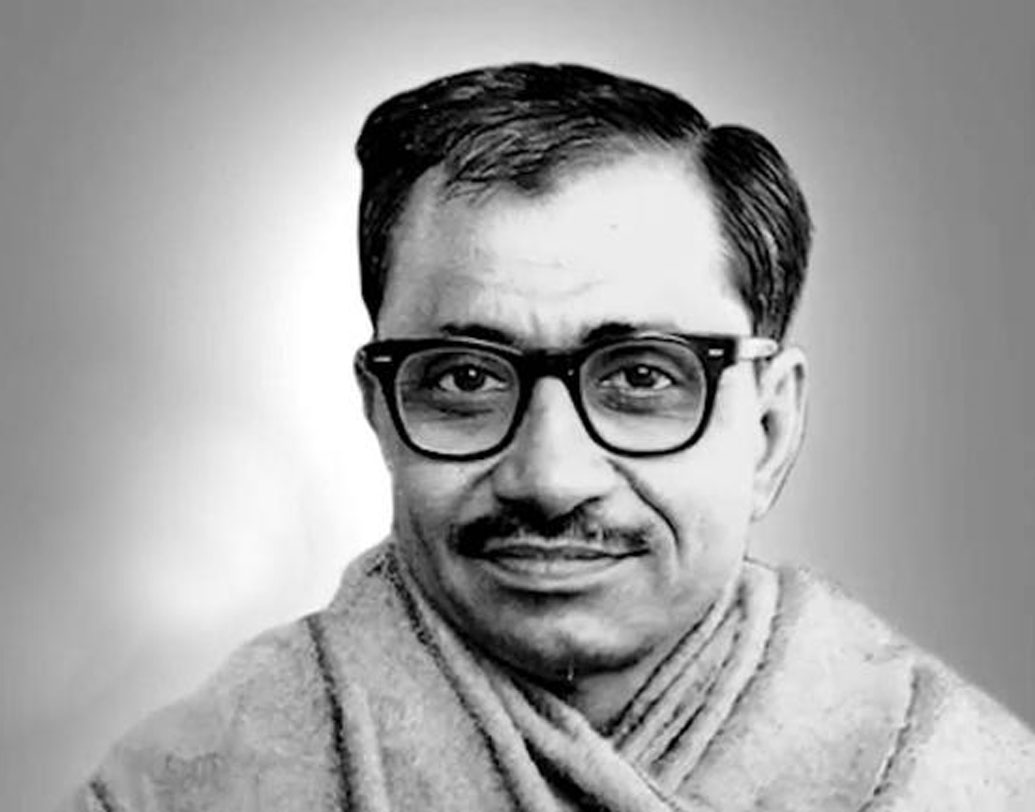 শোনা যাচ্ছে, রাজনীতিবিদ দীনদয়াল উপাধ্যায়ের বায়োপিক, ‘দীনদয়াল এক যুগপুরুষ’ দিয়ে ফের বড় পর্দায় ফিরতে চলেছেন ৫৭ বছরের এই অভিনেত্রী। চলতি বছরেই এই বায়োপিক মুক্তি পাওয়ার কথা।