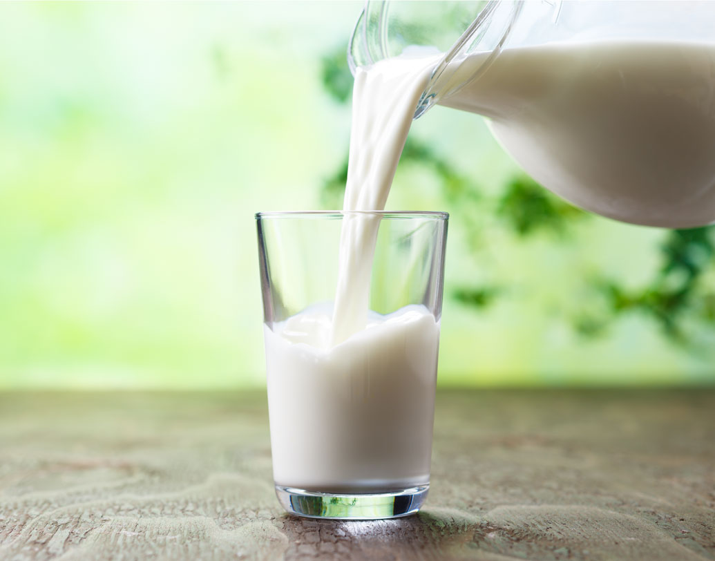 ক্যালশিয়াম শরীরের অম্ল শুষে নিতে অনেকটা সাহায্য করে।  তাই গ্যাস-অম্বলের সমস্যায় ঠান্ডা দুধ খান। গরম দুধ অনেকেই সহ্য করতে পারেন না। শরীরে সহ্য না হলে গরম দুধে গ্যাসের সমস্যা বাড়ায়। কিন্তু দুধ ঠান্ডা হলে সেই সমস্যা তো থাকেই না, উল্টে গ্যাস্ট্রাইটিসের ব্যথাও অনেকটা কমিয়ে দিতে পারে।