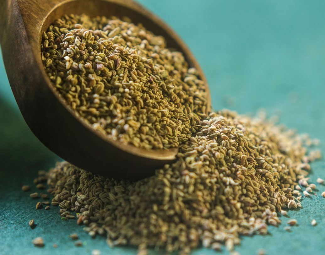 নিয়ত অম্বলের সমস্যা ভোগালে দু’চামচ জোয়ান সারা রাত ভিজিয়ে রাখুন জলে। সকালে সেই জল ছেঁকে হালকা গরম করে খান। ক্রনিক গ্যাসট্রাইটিসের সমস্যায় অন্যতম সেরা ঘরোয়া দাওয়াই। জোয়ান এমনিতেই হজমে সাহায্য করে। সারা রাত তার নির্যাস জলের সঙ্গে মিশে হজম প্রক্রিয়াকে সতেজ রাখে।