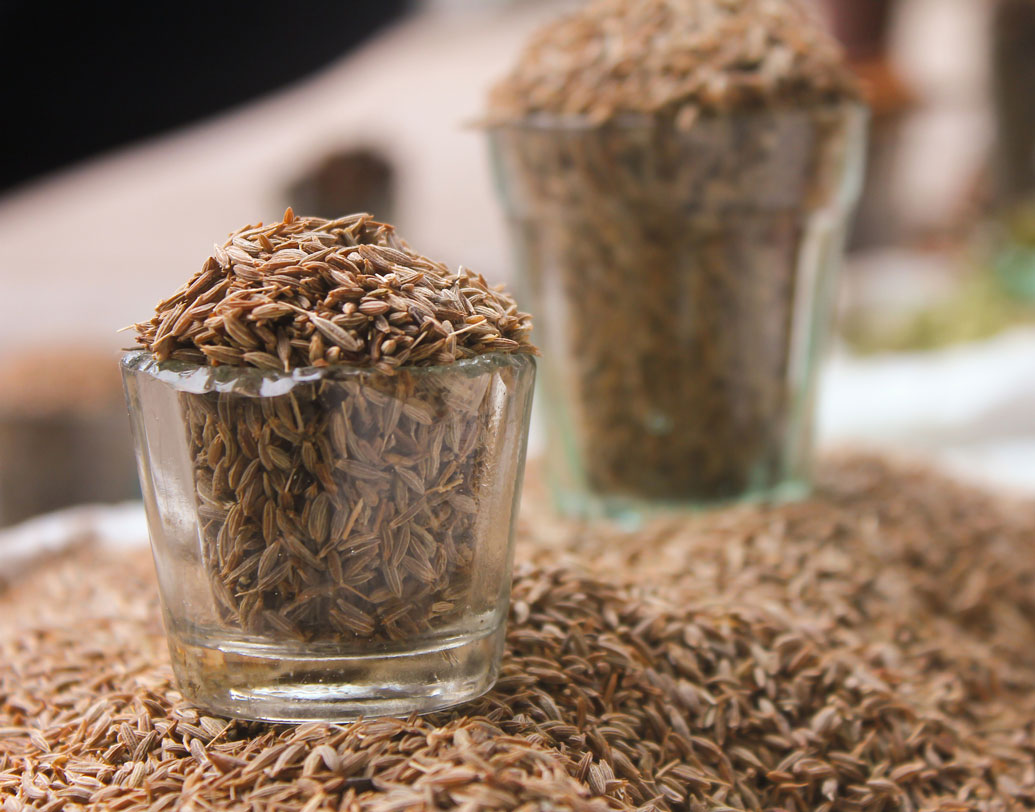 হজমের সমস্যাকে  দূরে রাখে জিরে। শুকনো খোলায় জিরে ভেজে গুঁড়ো করে নিন। এ বার সেই জিরেগুঁড়ো গুলে নিন এক গ্লাস জলে। সেই পানীয় খেতে পারেন খাওয়াদাওয়ার পর। বাজারচলতি জলজিরা নয়, এমন ঘরোয়া উপায়েই রক্ষা পান অম্বলের হানা থেকে।