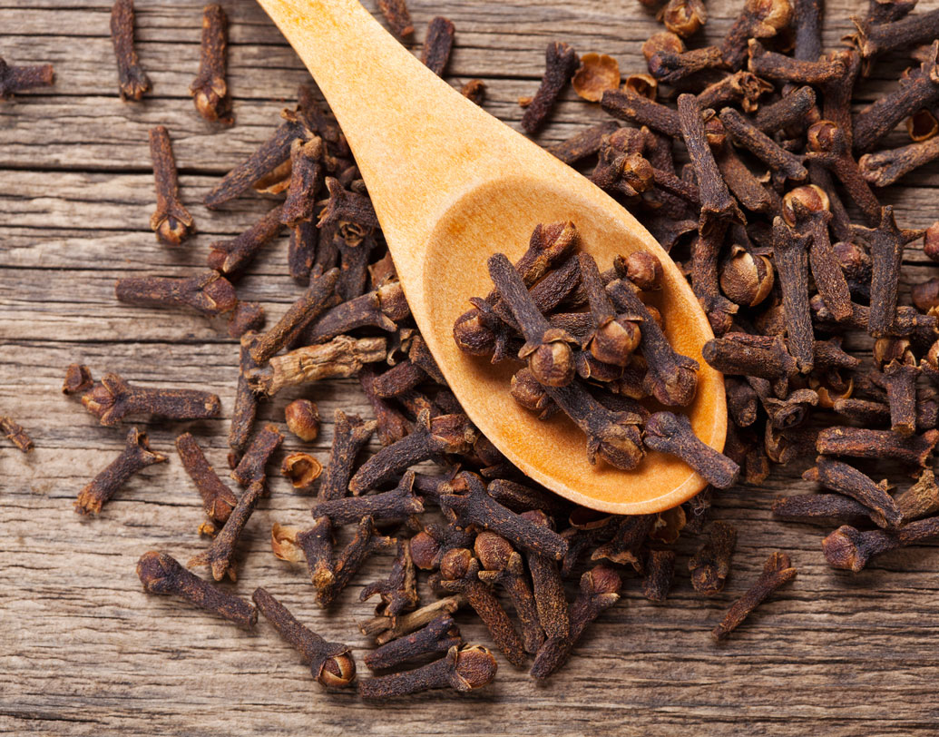 দু’-তিনটে লবঙ্গ চিবিয়ে খান। প্রতি দিন খাওয়াদাওয়ার পর এই অভ্যাস গ্যাস-অম্বলের সমস্যার সঙ্গে লড়তে সাহায্য করে। লবঙ্গর রসের প্রভাবে শরীরে হাইড্রক্লোরিক অ্যাসিডের পরিমাণ বাড়ে। ফলে সমস্যা মেটে অনেকটাই।