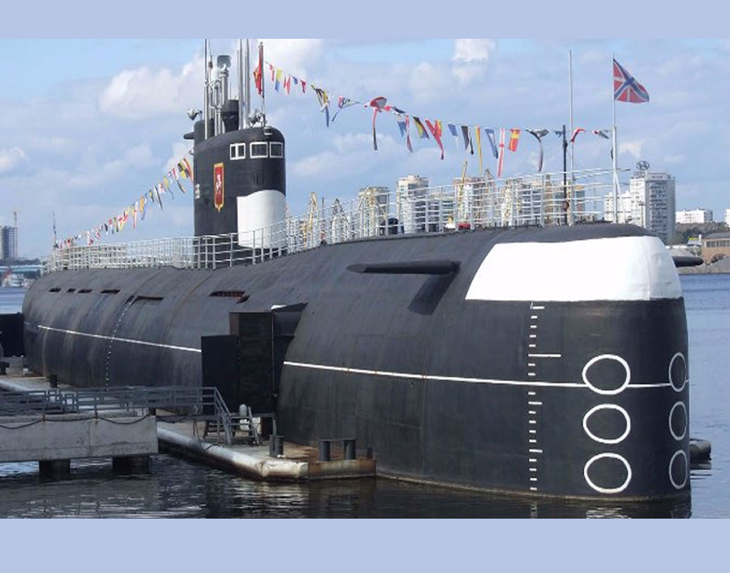 ১৯৮৯-তে কোমোসোমোলেটস নামে একটি পারমাণবিক সাবমেরিন সমুদ্রে হারিয়ে যায়। বিজ্ঞানীরা জানিয়েছে তা থেকে ভয়াবহ মাত্রায় তেজষ্ক্রিয় বিকিরণ হচ্ছে। ২০০০ সালের ১২ অগস্ট কারস্ক পারমাণবিক সাবমেরিন সমুদ্রে ডুবে যায়। সে দুর্ঘটনায় মৃত্যু হয় ১১৮ জনের।