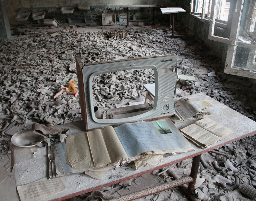 এ তো গেল সাম্প্রতিক ঘটনা। ৩০ বছর আগে ঘটলেও চের্নোবিল বিপর্যয়ের স্ম়ৃতি এখনও ভুলতে পারেননি অনেকে। চের্নোবিল পরমাণু কেন্দ্রে ওই বিস্ফোরণের জেরে ঘটনাস্থলেই মৃত্যু হয় ৪ জন কর্মীর। পরের তিন মাসে  মারা যান আরও ৩১ জন।