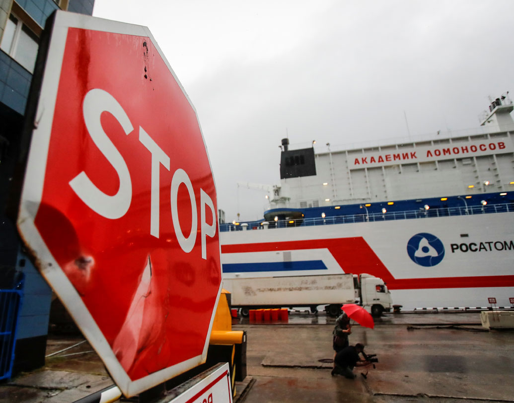 জর্জিয়া বিশ্ববিদ্যালয়ের এক পরমাণু বিশেষজ্ঞ স্টিভেন বিয়েগালস্কির মতে, গোটা বিষয়টিই রাশিয়া এতটাই লোকচক্ষুর আড়ালে রেখেছে যে তাতেও এর সুরক্ষা নিয়ে আশঙ্কার মেঘ জমেছে। তাঁর মতে, ওই জাহাজে কোনও বিপর্যয় ঘটলে স্থানীয় প্রশাসনের সাহায্য আসতে দেরি হতে পারে। কারণ গোপনীয়তার জন্য আপনি তো তাদের কাছে সাহায্য চাইতে না-ও পারেন।