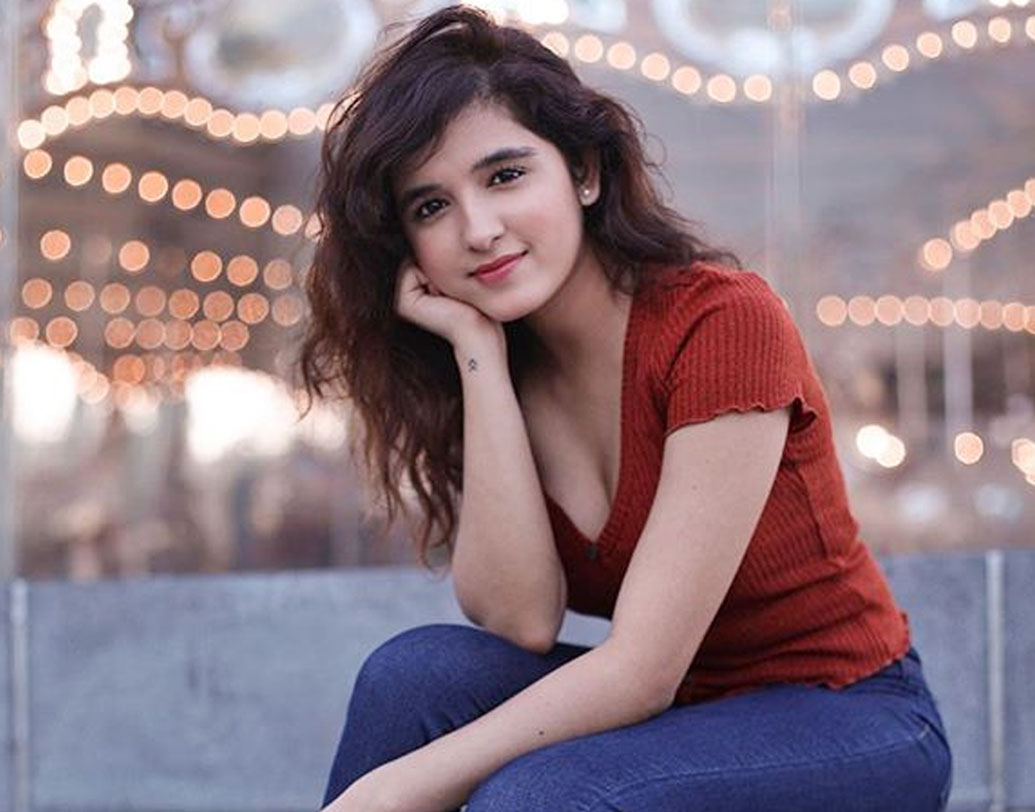 ইন্টারনেট সেনসেশন শেরলি বলিউড ইন্ডাস্ট্রিতে তাঁর ভাগ্য যাচাইয়ের জন্য সম্প্রতি মুম্বই এসেছেন। এই ক’দিনেই সোশ্যাল মিডিয়া থেকে ৪ মিলিয়ন় ডলার অর্থাৎ ২৮ কোটি ৭২ লক্ষ ৪৬ হাজার টাকা আয় করে ফেলেছেন।