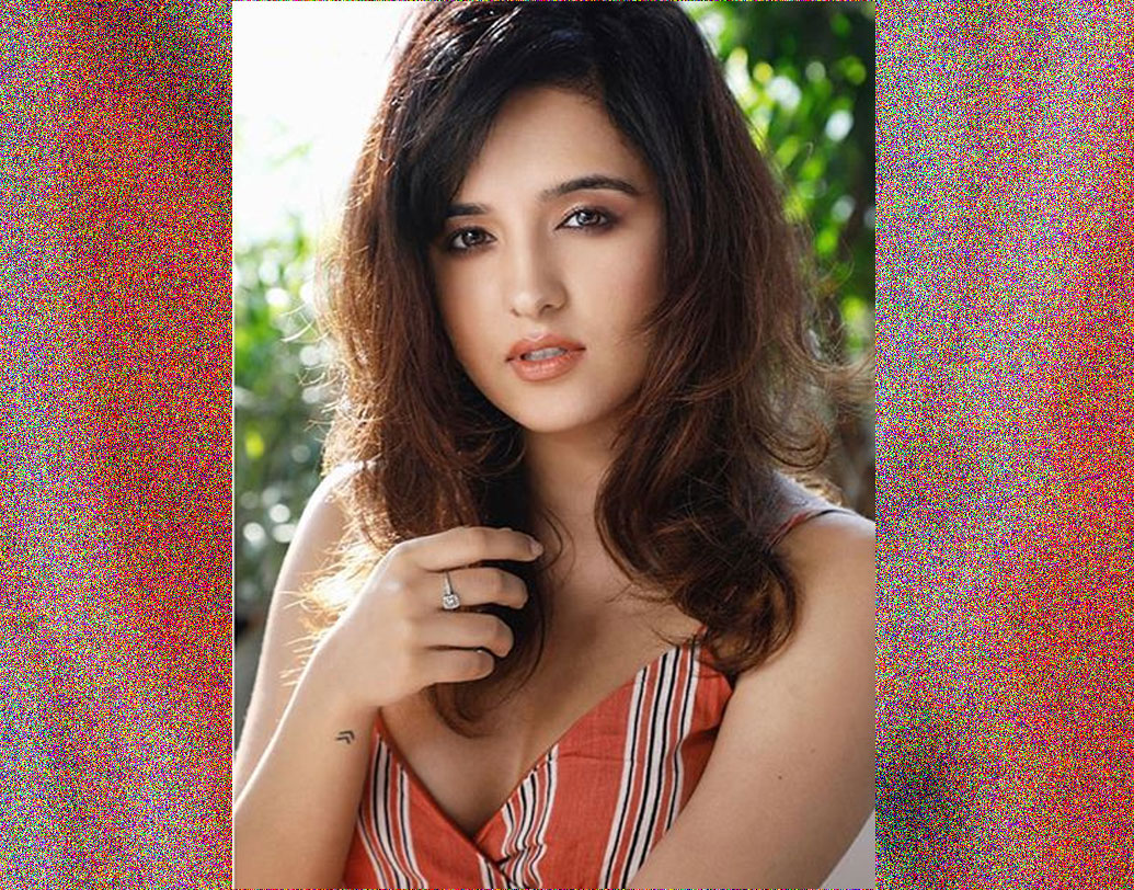 এই ইন্টারনেট সেনসেশন নাকি প্রেমে পড়েছেন এক স্টারে কিডের? তাঁদের দু’জনকে প্রায়ই একসঙ্গে দেখা যাচ্ছে? সম্প্রতি এমন গসিপই ঘোরাফেরা করছে বলি ইন্ডাস্ট্রিতে। সেই স্টার কিড আবার নিজেও একজন স্টার। কিন্তু কে সেই বলি স্টার?