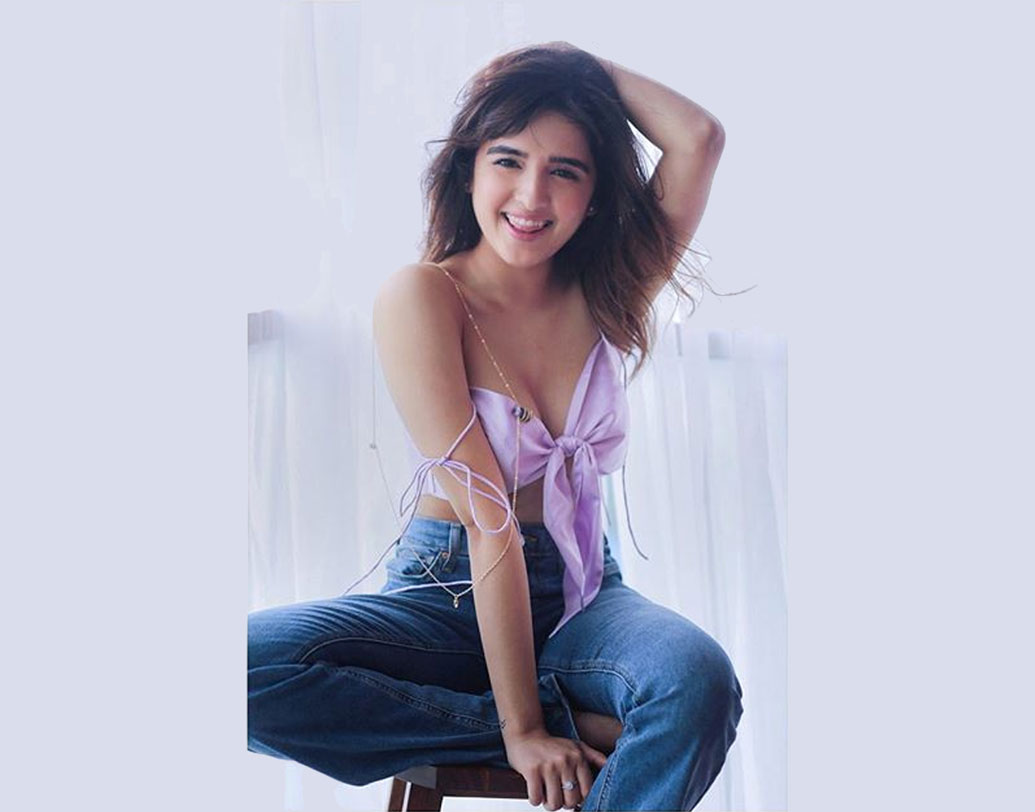 সবে সবেই ইন্ডাস্ট্রিতে অভিষেক হয়েছে ওই স্টার কিডের। ‘মর‌্দ কো দর‌্দ নেহি হোতা’ ছবিতে তাঁর অভিনয় বেশ প্রশংসিত হয়েছিল। যদিও ছবিটা বক্স অফিসে ভাল ফল করেনি। চিনতে পারছেন কার সঙ্গে প্রেম চলছে এই ইন্টারনেট সেনসেশনের?