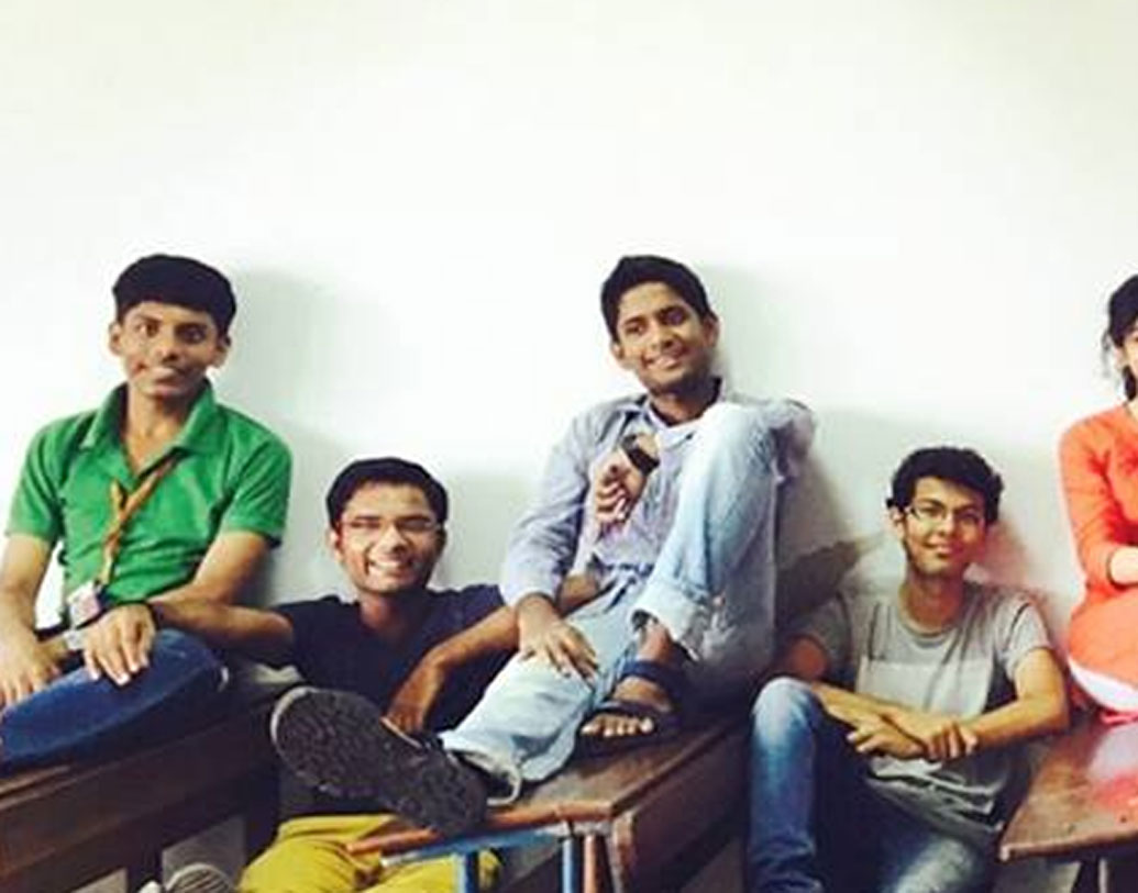 এরপর একটি স্বেচ্ছাসেবী সংস্থা মেসকো-র সঙ্গে যোগাযোগ হয় নলিনীর। তারাই স্কুলে বাকি থাকা মাইনের অনেকটা পরিশোধ করে দেয়। কলেজে পড়ার সময় সুদ ছাড়া ঋণও দেয় জয়কুমারকে।