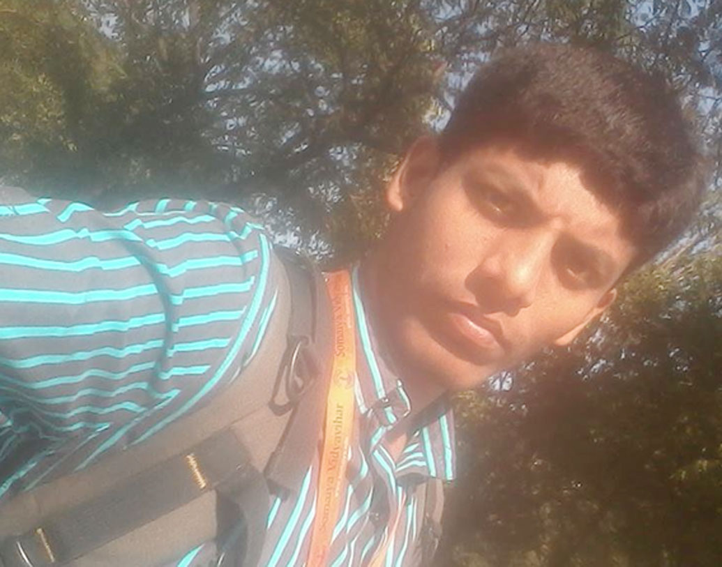 কিন্তু কারও সাহায্যে নির্ভরশীল হয়ে থাকা পছন্দ ছিল না তাঁর। স্থানীয় একটা টিভি মেরামতির দোকানে কাজ শুরু করেন। মাসে ৪০০০ টাকা মাইনে পেতেন তিনি। পাশাপাশি স্থানীয় পড়ুয়াদের টিউশন দিতেও শুরু করেন।