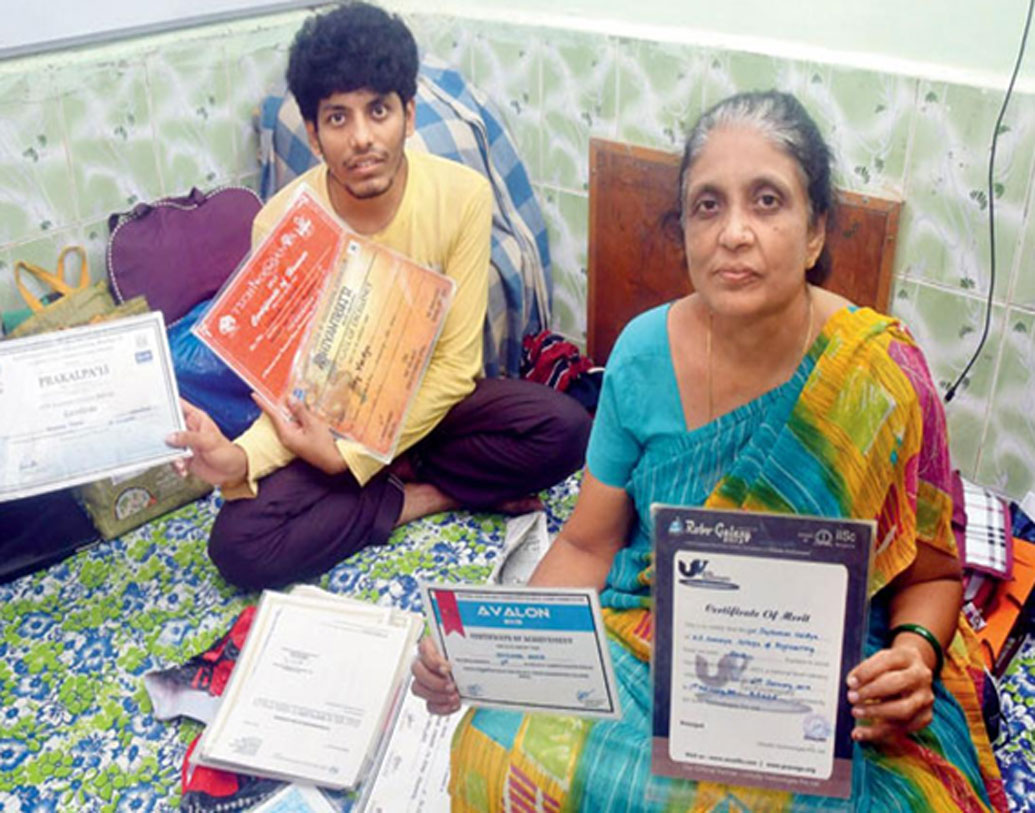 কঠোর পরিশ্রম আর অধ্যাবসায়ের জোরে কেজে সোমাইয়া কলেজ অব ইঞ্জিনিয়ারিং থেকে ইলেকট্রিক্যালে স্নাতক হন। রোবোটিকসে তিনটে জাতীয় এবং চারটে রাজ্যস্তরের পুরস্কারও পান জয়কুমার।