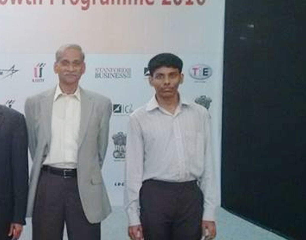 তিন বছর টাটা ইনস্টিটিউটের সঙ্গে কাজ করার পর জয়কুমার পিএইচডি শুরু করেন। ২০১৭ এবং ২০১৮ সালে আন্তর্জাতিক মানের জার্নালে তাঁর দু’টো গবেষণাপত্র প্রকাশিত হয়। সেই গবেষণা ইউনিভার্সিটি অফ ভার্জিনিয়ার দৃষ্টি আকর্ষণ করে।