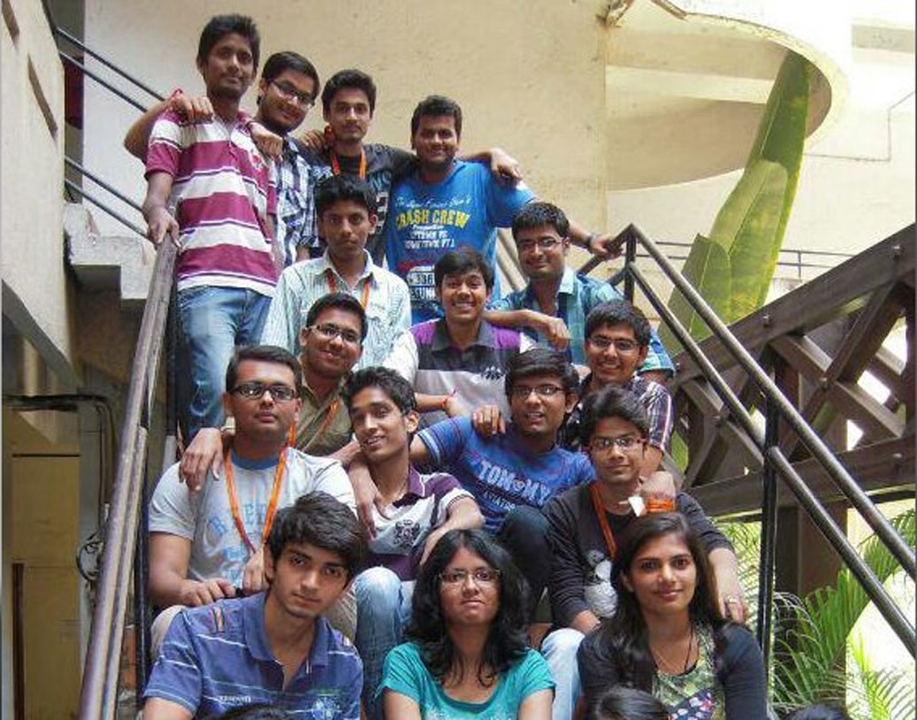 রিসার্চ অ্যাসিস্ট্যান্ট হিসাবে ইউনিভার্সিটি অফ ভার্জিনিয়ায় যোগ দেন ২৪ বছরের জয়কুমার। একসময়ে যাঁদের মাসের শেষে হাতে ১০ টাকা পড়ে থাকত, আজ তাঁরই মাসিক স্টাইপেন্ড ২০০০ ডলার যা ভারতীয় মুদ্রায় ১ লক্ষ ৪৩ হাজার টাকার কিছু বেশি।