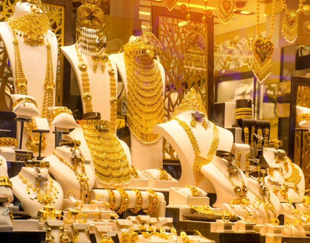 মুদ্রাস্ফীতির সময়ে সোনাই লগ্নির নিরাপদ আশ্রয়। এমনকি সরকারি বন্ডের থেকেও তখন সোনার উপর বেশি আস্থা রাখে লগ্নিকারী সংস্থাগুলি। কারণ শেয়ার বা মিউচুয়াল ফান্ডে আপনার সুদের পরিমাণ বাজারের কারণে কমলেও সোনা আপনাকে ডোবাবে না।