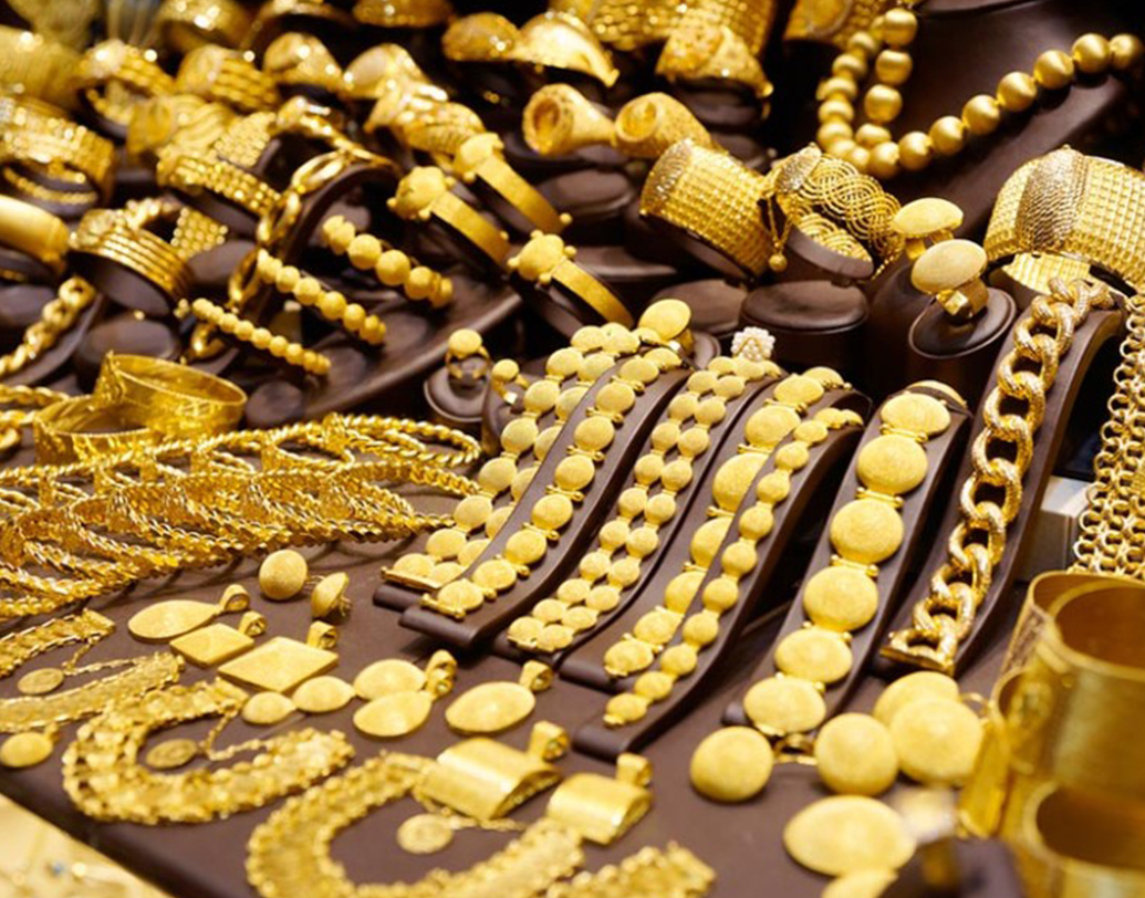 চিনের সঙ্গে মার্কিন যুক্তরাষ্ট্রের বাণিজ্য যুদ্ধ এবং ডলারের তুলনায় টাকার দাম কমে যাওয়ার শেয়ার বাজার এই মুহূর্তে বেশ টলোমলো। এই অনিশ্চয়তার সময়ে সোনার বিনিয়োগেই জোর দিচ্ছেন বিশেষজ্ঞরা।