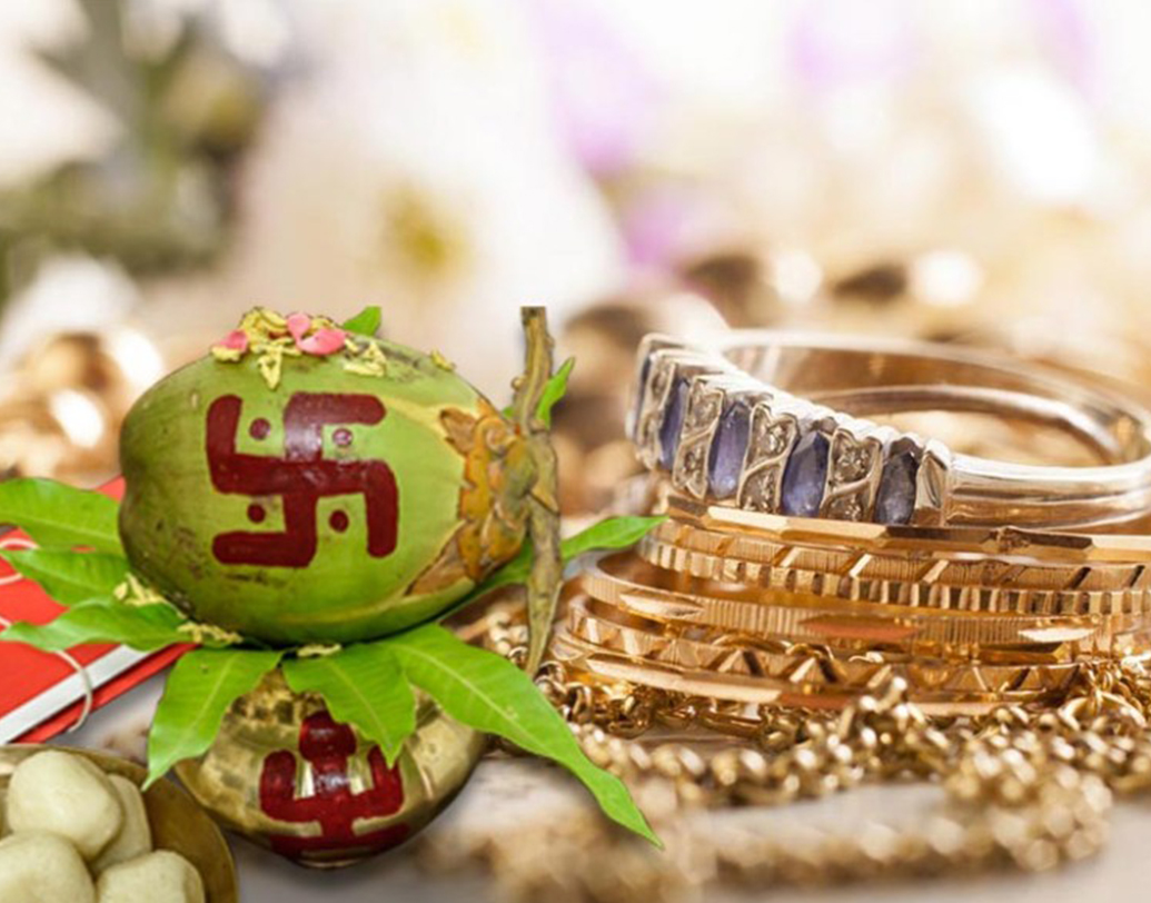 সোনা নিছক গয়না কিংবা সঞ্চয়ের হাতিয়ার নয়। একই সঙ্গে তা সৌভাগ্যের প্রতীক। সমাজের বেশির ভাগ মানুষই একে সামাজিক প্রতিপত্তির সূচক বলে মনে করেন।