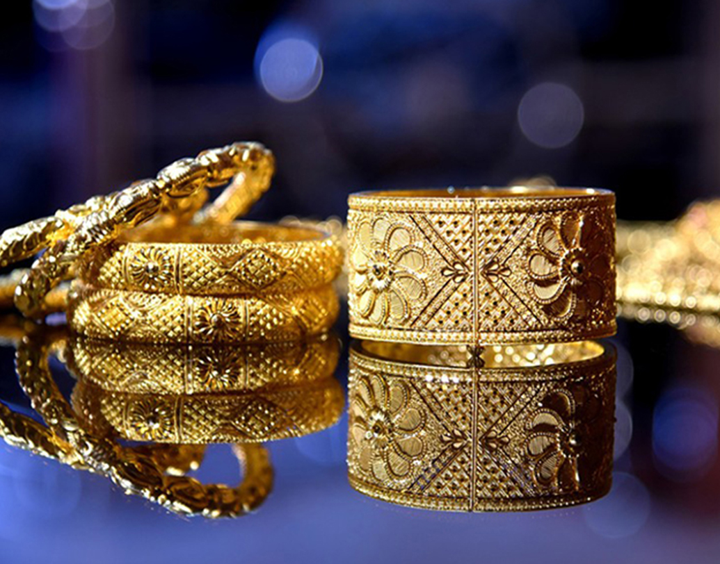 শেয়ার বা বন্ডে সুদের টাকাটা চোখে দেখা যায়। সোনায় কোনও প্রত্যক্ষ সুদ নেই। ফলে অনেকে সোনায় বিনিয়োগ থেকে পিছিয়ে আসেন। কিন্তু যখন এই স্টক মার্কেট বা বন্ডের বাজার পড়ছে, তখন সোনা নয় কেন?