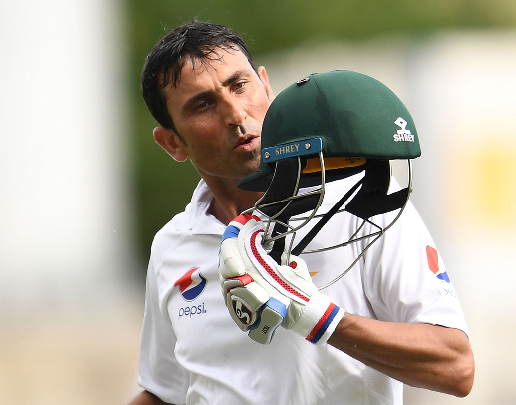 ২০১৫ সালে শ্রীলঙ্কায় সফররত পাকিস্তান দলের সামনে চতুর্থ ইনিংসে ৩৭৭ রানের টার্গেট রাখেন ম্যাথিউজরা। যদিও সেই রান তোলার জন্য দেড় দিন সময় পেয়েছিলেন মিসবারা। ১৩ রানের মধ্যে আহমেদ শেহজাদ ও আজহার আলি ফিরে গেলেও শান মাসুদ এবং ইউনিস খান সেখান থেকে খেলা ধরেন। ইউনিস খানের ২৭১ বলে ১৭১ রানের অপরাজিত ইনিংস পাকিস্তানকে পৌঁছে দেয় জয়ের সরণীতে।