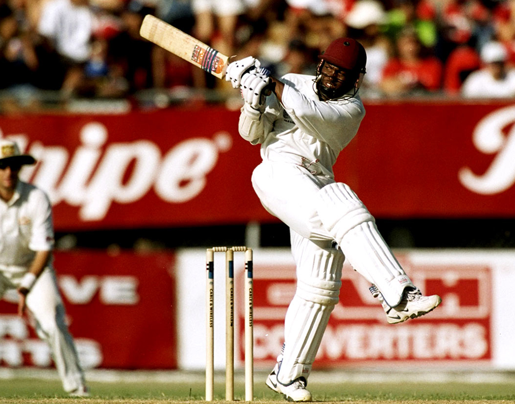 আরও চার বছর পিছিয়ে গেলে পাওয়া যাবে ১৯৯৯ সালে এক মহাকাব্যিক অস্ট্রেলিয়া-ওয়েস্ট ইন্ডিজ দ্বৈরথ। যেখানে একক নায়ক হয়ে ওঠেন ব্রায়ন লারা। ৩০৮ রানের লক্ষ্য রাখে অজিরা। ওয়ার্ন, গিলেসপি, ম্যাকগ্রারা একে একে নয় ক্যারিবিয়ান ব্যাটসম্যানকে ফেরালেও টলাতে পারেননি লারাকে। কোর্টনি ওয়ালশকে শেষ বেলায় সঙ্গী করে ১৫৩ রানের ইনিংস খেলে ম্যাচ জেতান তিনি।