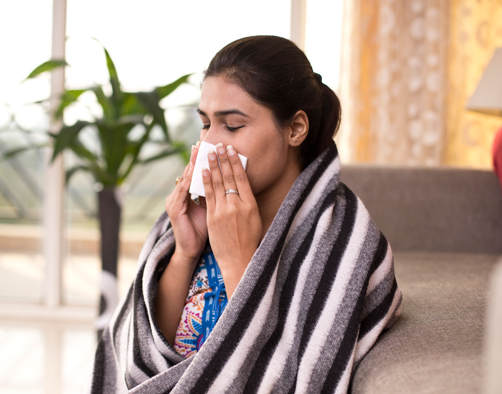 সর্দি-কাশি রুখতে কালো জিরে দিয়ে ঘরোয়া চিকিৎসা নতুন কিছু নয়। একটি পরিষ্কার কাপড়ে কালো জিরে জড়িয়ে তা নাকের কাছে নিয়ে গিয়ে বড় করে শ্বাস টানুন কিছু ক্ষণ ধরে। এর ঝাঁজ বুকে জমে থাকা শ্লেষ্মাকে টেনে বার করতে সাহায্য করে। নাক বন্ধের সমস্যাতেও ঘরোয়া এই উপায়ের জুড়ি মেলা ভার।