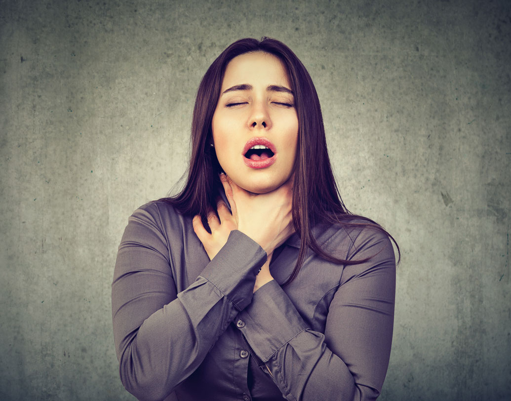 শ্বাসকষ্টের সমস্যা হঠাৎ মুশকিলে ফেললে সব সময় চিকিৎসকের সরণ নেওয়ার অবস্থা থাকে না। অনেক সময় হাতের কাছে মজুত থাকে না দরকারি ওষুধও। কালো জিরে রাখুন কাপড়ে জড়িয়ে। এ বার নাকের কাছে নিয়ে গন্ধ শুঁকুন এর। শ্বাসকষ্টের কষ্ট থেকে সাময়িক মুক্তি দিতে পারে এই ঘরোয়া উপায়।