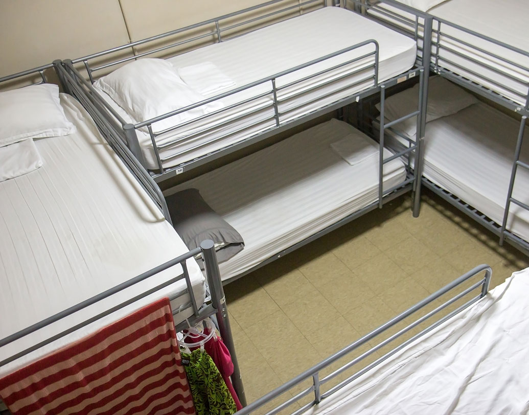 রাতে থাকার জন্য যে ডরমেটরি জুটিয়েছিলেন, তাতে প্রতি রাতে ঘুমনোর জন্য ভাড়া গুনতে হত কুড়ি টাকা করে। সেই সময়ে চিনুর কাছে সেই কুড়ি টাকা জোটানোও অসাধ্য হয়ে পড়ত এক দিন কাজে না গেলে। সারা দিন খাটনির পর হাতে থাকতে কোনও দিন কুড়ি, কোনও দিন ষাট টাকা। ডরমেটরির ভাড়া না দিতে পারলে রাস্তাতেই কাটাতেন রাত!