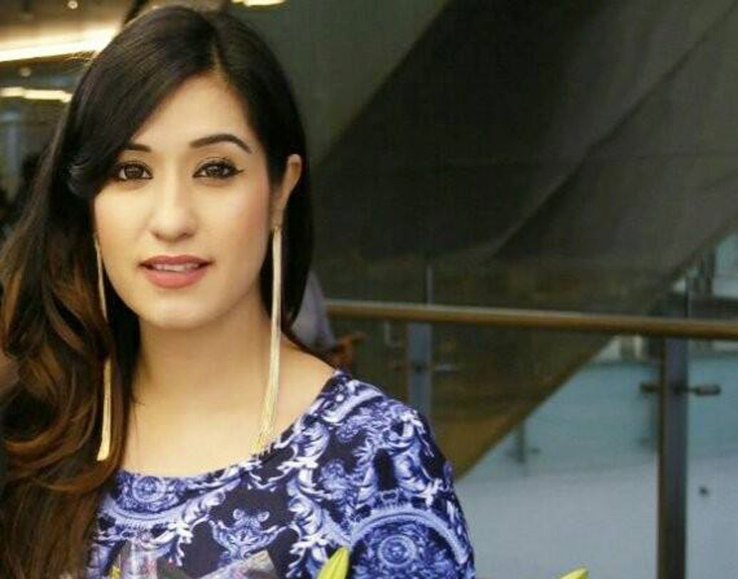 কাজের জায়গায় কঠোর শ্রম ও নিয়মানুবর্তিতা দেখিয়ে এক বছরের মধ্যেই ‘সুপারভাইজার’ পদে উন্নীত হন তিনি। বেতনও বাড়ে কিছুটা। তখন থেকেই একটু একটু করে নিজের ব্যবসা তৈরির স্বপ্ন বুনতে থাকেন চিনু। কয়েক বছর ওই সংস্থায় কাজ করে কিছু টাকা জমিয়ে সাহস করে এক দিন ইন্টারভিউ দেন এক রেস্তরাঁয়।