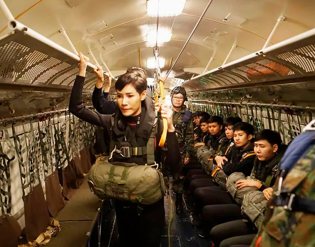 গত জুলাইতে রাজকীয় সঙ্গী নির্বাচিত হওয়ার সঙ্গে সঙ্গে একটি নজিরও গড়েছেন সিনেনার্ট। গত এক শতকে তিনিই হলেন তাইল্যান্ডের প্রথম মহিলা, যিনি এই তকমা পেলেন।