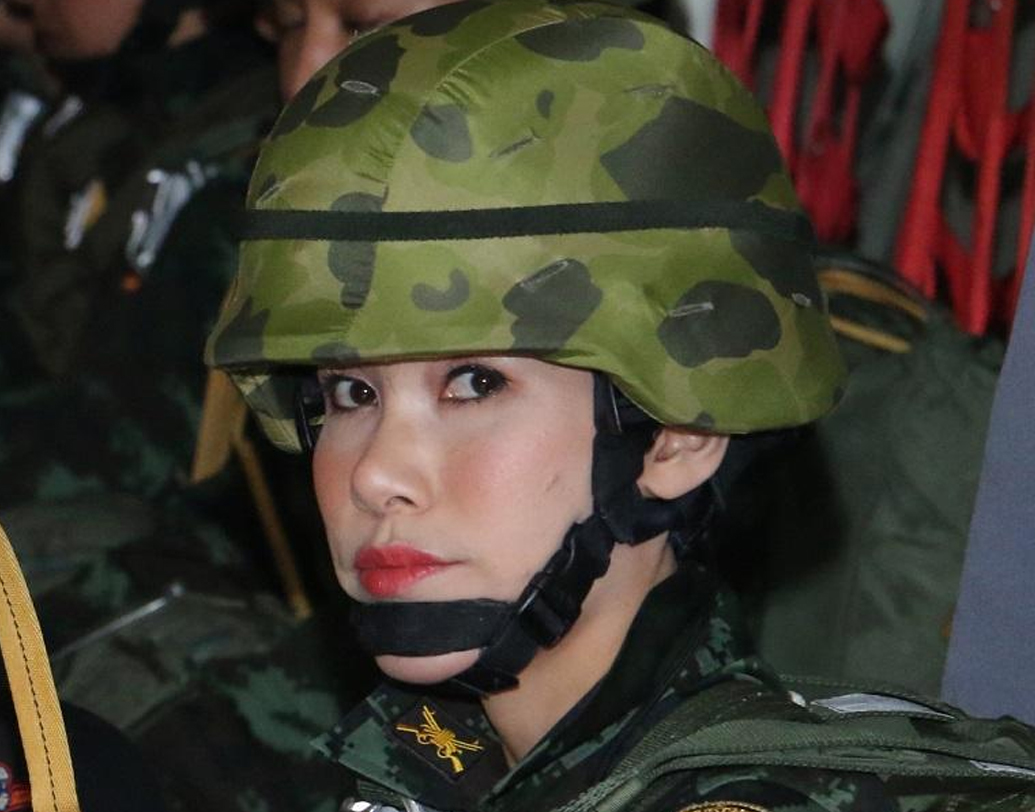 এ বার ফিরে যাওয়া যাক সিনেনার্টের ছোটবেলায়। তাইল্যান্ডের উত্তরাঞ্চলীয় নান প্রদেশে ১৯৮৫ সালের ২৬ জানুয়ারিতে জন্ম সিনেনার্টের। পড়াশোনাও সেরেছেন সেখানেই। এর পর ২০০৮-এ রয়্যাল তাই আর্মি নার্সিং কলেজে ভর্তি হন। সেই কলেজ থেকেই স্নাতক হন।