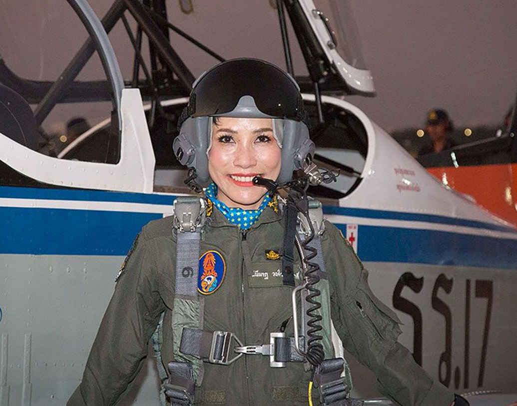 কলেজের পর বেশ কয়েকটি মিলিটারি স্কুলে সামরিক ট্রেনিং নেন সিনেনার্ট। ২০১৫-তে জাঙ্গল ওয়ারফেয়ারে ফের স্নাতক। সে বছর আকাশপথে যুদ্ধের একটি বিশেষ ট্রেনিংও নেন। দু’বছর পর সেনা কলেজ ও নৌসেনা স্কুল থেকে দু’টি আলাদা কোর্স শেখেন। বায়ুসেনার অ্যাকাডেমি থেকে ফের স্নাতক হওয়ার পর বিমানচালনায় আরও দক্ষ হতে পাড়ি দেন জার্মানি।