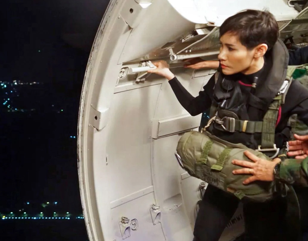 আরও একটি ছবিতে সিনেনার্টের অন্য চেহারা দেখা গিয়েছে। সেনাকর্মীদের সঙ্গে বিমানের মধ্যে দাঁড়িয়ে সেনানার্ট। ছোট করে ছাঁটা চুল। সঙ্গে গোলাবারুদ-অস্ত্রশস্ত্র। অন্য একটি ছবিতে দেখা গিয়েছে, যুদ্ধবিমানের দরজার কাছে অধীর আগ্রহে অপেক্ষা করছেন তিনি। প্যারাশুট পরে নীচে ঝাঁপ অপেক্ষায়।