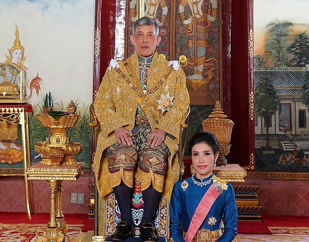 ছোটখাটো চেহারার সিনেনার্ট কখনও আবার একেবারে যুদ্ধং‌ দেহি রূপে অবতীর্ণ। ফায়ারিং রেঞ্জে লক্ষ্যভেদ করতে প্রস্তুত। তবে শুধু যুদ্ধং দেহী রূপেই নয়, চিরাচরিত পোশাকে হাসিমুখে তাই রাজার পাশে বসেও দেখা গিয়েছে তাঁকে।