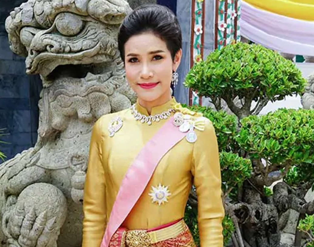 এ সব ছবি দেখতে রাজকীয় ওয়েবসাইটে উৎসাহীদের ভিড় হলেও তা নিয়ে প্রকাশ্যে কোনও কানাকানি করতে পারবেন না তাইল্যান্ডের আমজনতা।