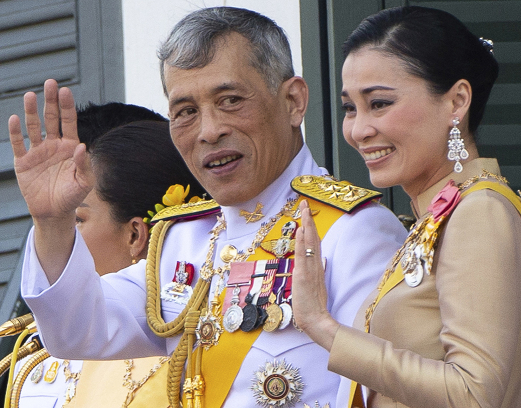 রাজবাড়ি বা তাঁর সদস্যদের নিয়ে প্রকাশ্যে কথা বলায় কড়া নিষেধাজ্ঞা রয়েছে তাইল্যান্ডে। এমনকি, তাতে রাজার সম্মানহানি হলে অপরাধীর ১৫ বছরের কারাবাসও হতে পারে।