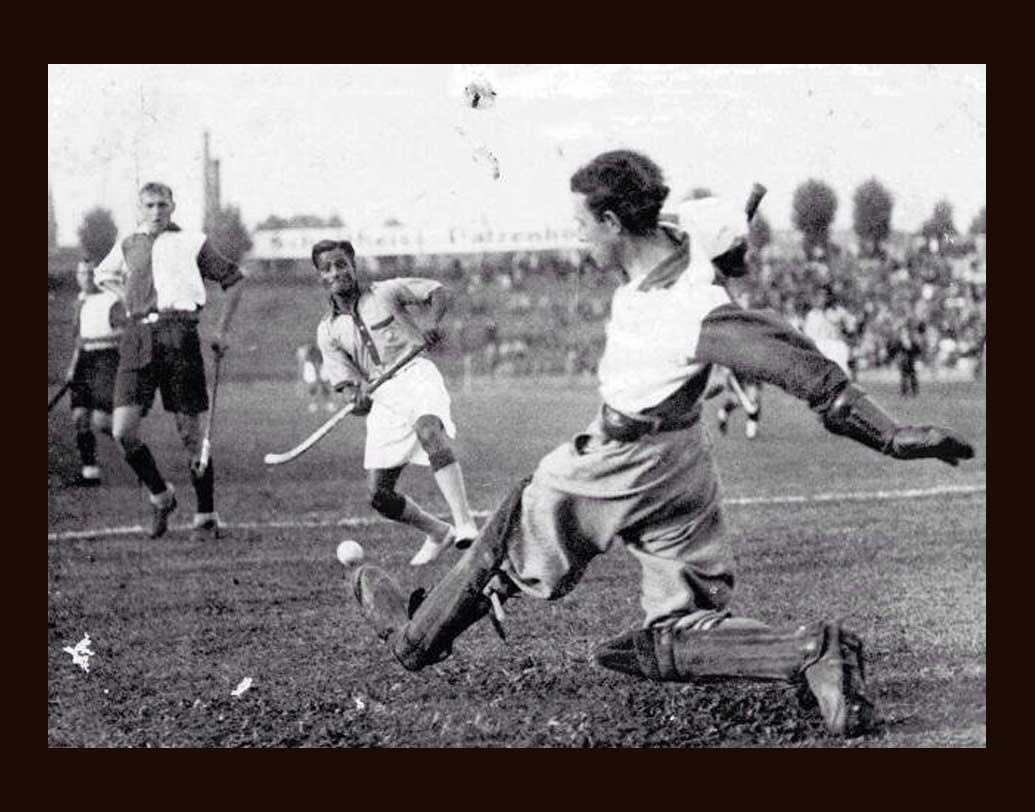 ১৯২২ থেকে ১৯২৬ অবধি সেনার হয়ে বিভিন্ন হকি টুর্নামেন্টে দুর্দান্ত খেলতে থাকেন তিনি। ডাক আসে নিউজিল্যান্ড যাওয়া ভারতীয় সেনার হকি দলে। সেখানে ২১টি ম্যাচের মধ্যে ১৮টি জয় পায় ভারত, দু’টি ড্র হয়ে এবং একটিতে হেরে যায় তারা। ভারতে ফিরতেই তাঁকে ল্যান্স নায়েক পদে উন্নিত করা হয়।