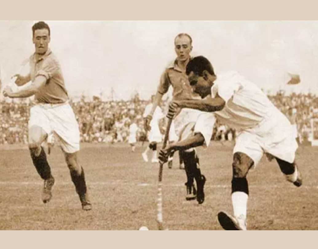 ১৯৪৮ সালে ধ্যানচাঁদ ‘সিরিয়াস হকি’ থেকে সরে আসেন। তিনি শুধু মাত্র প্রদর্শনী ম্যাচে অংশগ্রহণ করতেন। শেষ ম্যাচ খেলেন রেস্ট অব ইন্ডিয়ার হয়ে বাংলার বিরুদ্ধে। ১৯৫৬ সালে ৫১ বছর বয়সে আর্মি থেকে যখন তিনি অবসর নেন তখন তিনি মেজর পদে সম্মানিত।