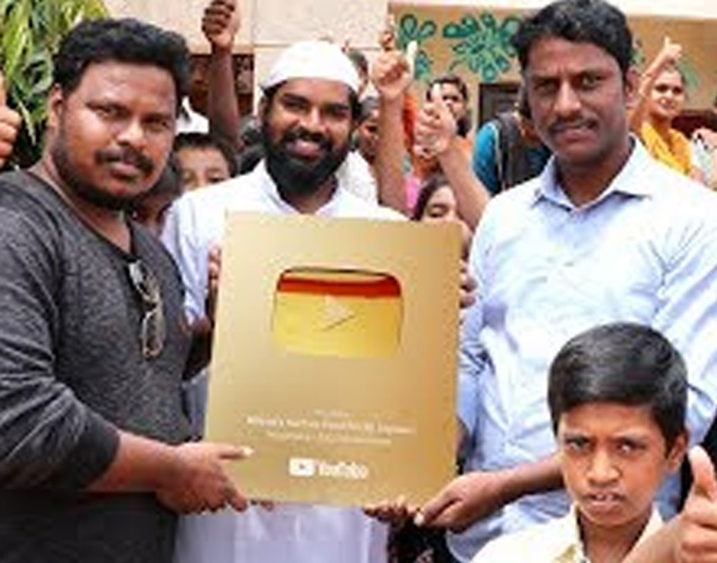 তাই চাকরি ছেড়ে তাদের কাছেই ছুটে গিয়েছেন তিনি। ১২০০ অনাথ শিশুর মুখে অন্ন তুলে দিচ্ছেন প্রতি মাসে।