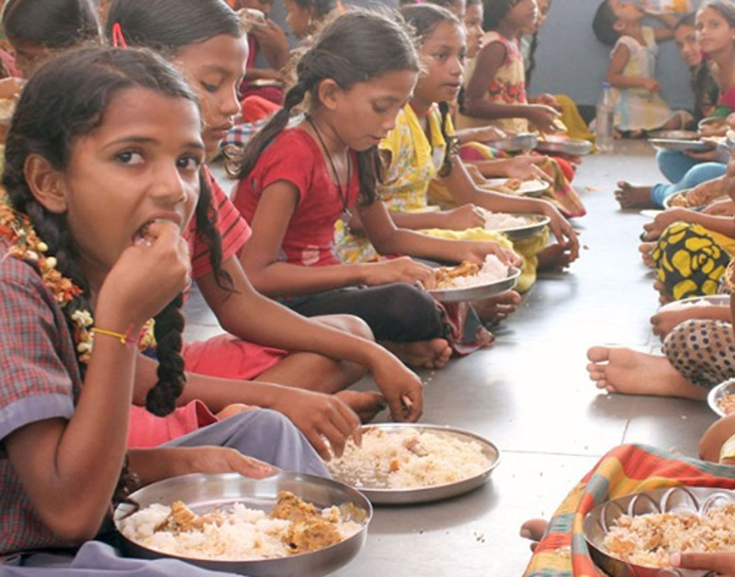 মইনুদ্দিনই যাবতীয় রান্নার দায়িত্বে ছিলেন। আর দর্শকদের কাছে ভিডিয়ো পৌঁছনোর জন্য তাঁর দুই বন্ধু ক্যামেরার পিছনে লাগাতার কাজ করেন।