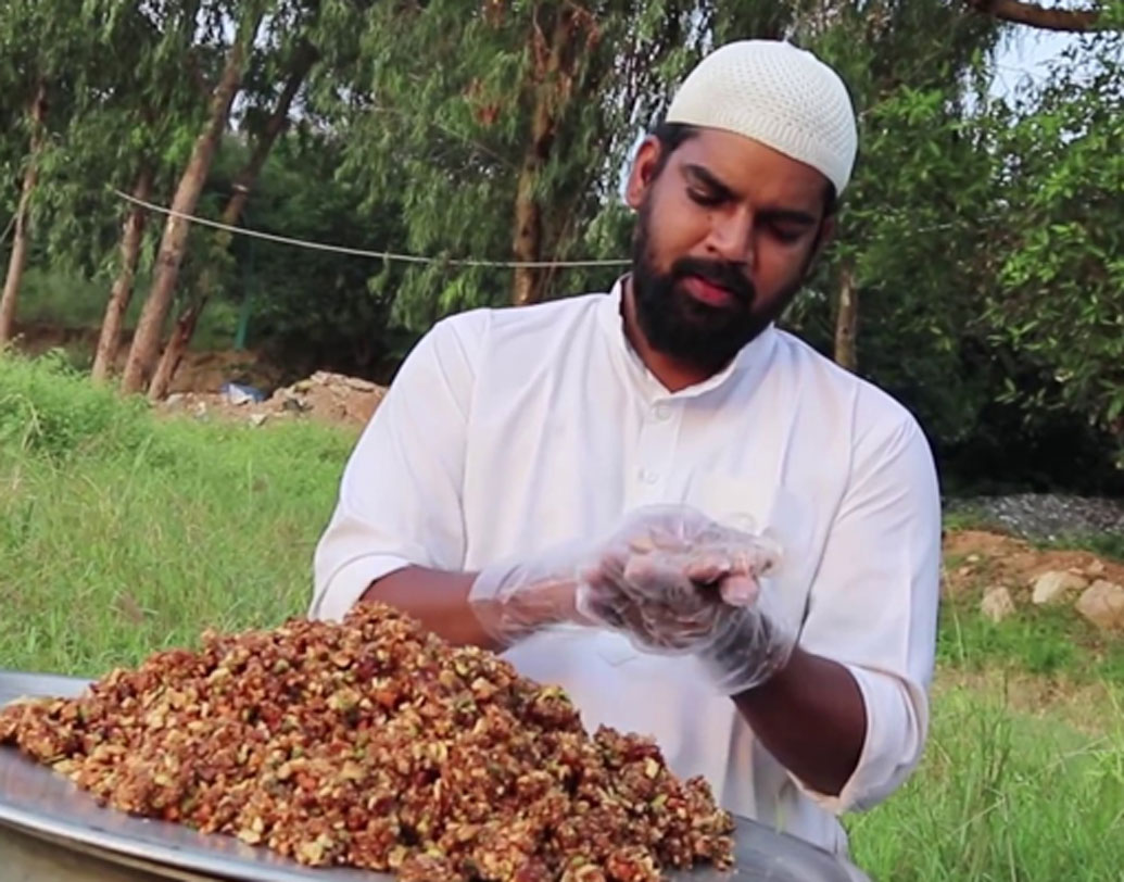 কিন্তু ভাগ্য সব সময় সঙ্গ দেয় না। প্রতি মাসে হায়দরাবাদ জুড়ে ১২০০ শিশুর কাছে সুস্বাদু খাবার পৌঁছনোর খরচ অনেক। একটা সময় আসে যখন খরচের ধাক্কায় তাঁদের ইউটিউব চ্যানেল প্রায় বন্ধ হওয়ার মুখে দাঁড়িয়ে যায়। ভিডিয়ো আপলোডও প্রায় বন্ধ হয়ে যায়।