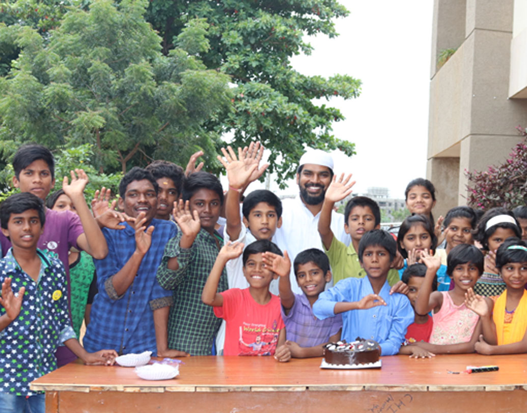 ওই ব্যক্তি অন্য সাবস্ক্রাইবারদের কাছ থেকেই অর্থ সাহায্যের আবেদন করতে জানান। মইনুদ্দিনরাও ঠিক করেন শেষ একটা ভিডিয়ো তাঁরা চ্যানেলে আপলোড করবেন। যার বিষয়বস্তুই হবে তাঁদের বর্তমান পরিস্থিতি জানিয়ে সাহায্যের আবেদন করা।