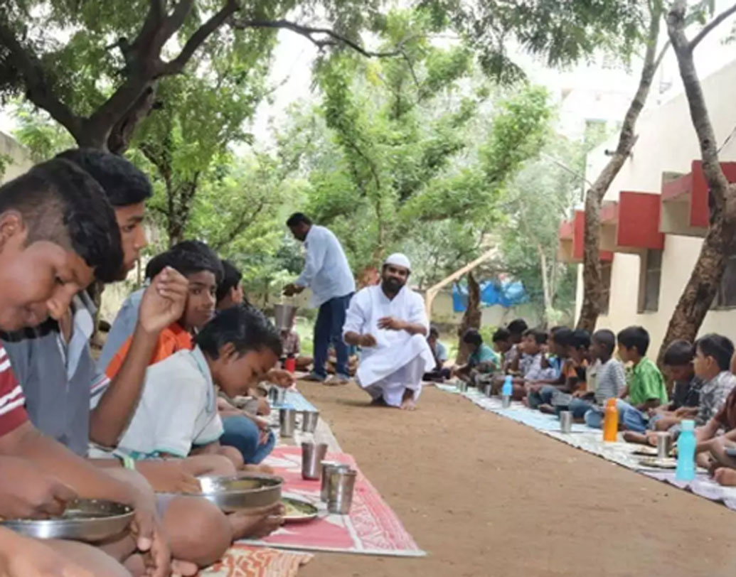 সাবস্ক্রাইবারদের থেকে সাহায্য পাওয়ার পর যে চলার পথ খুব মসৃণ হয়ে গিয়েছে তা নয়, মাঝে মধ্যেই নানা অসুবিধার মধ্যে পড়তে হয় তাঁদের। কিন্তু অনাথ শিশুগুলোর মুখের হাসি সে পথের সমস্ত বাধা কাটিয়ে দেয়।