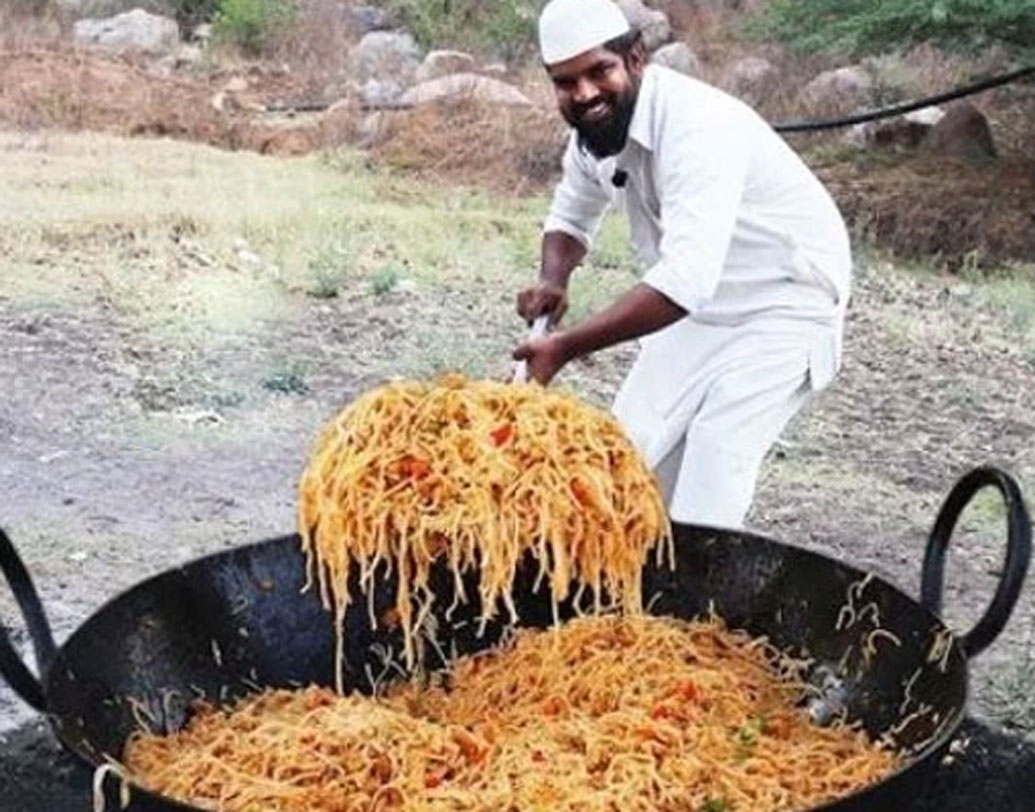 সম্প্রতি একটা অনাথাশ্রমের শিশুদের থেকে তিনি জেনেছেন তারা কোনওদিন নুডলস খায়নি। তাদের জন্য তাই মইনুদ্দিনের পরবর্তী মেনু নুডলস।