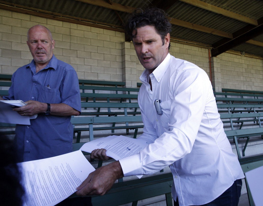 এই মামলার জন্যই ধীরে ধীরে সব হারাতে থাকেন কিউয়ি অলরাউন্ডার। নিঃস্ব হয়ে পড়েন তিনি। সংসার চালাতে এখন তিনি নিউজিল্যান্ডে বাসস্ট্যান্ড পরিষ্কার করার কাজ করেন। তাঁর আয় ঘণ্টায় ১৭ ডলার।