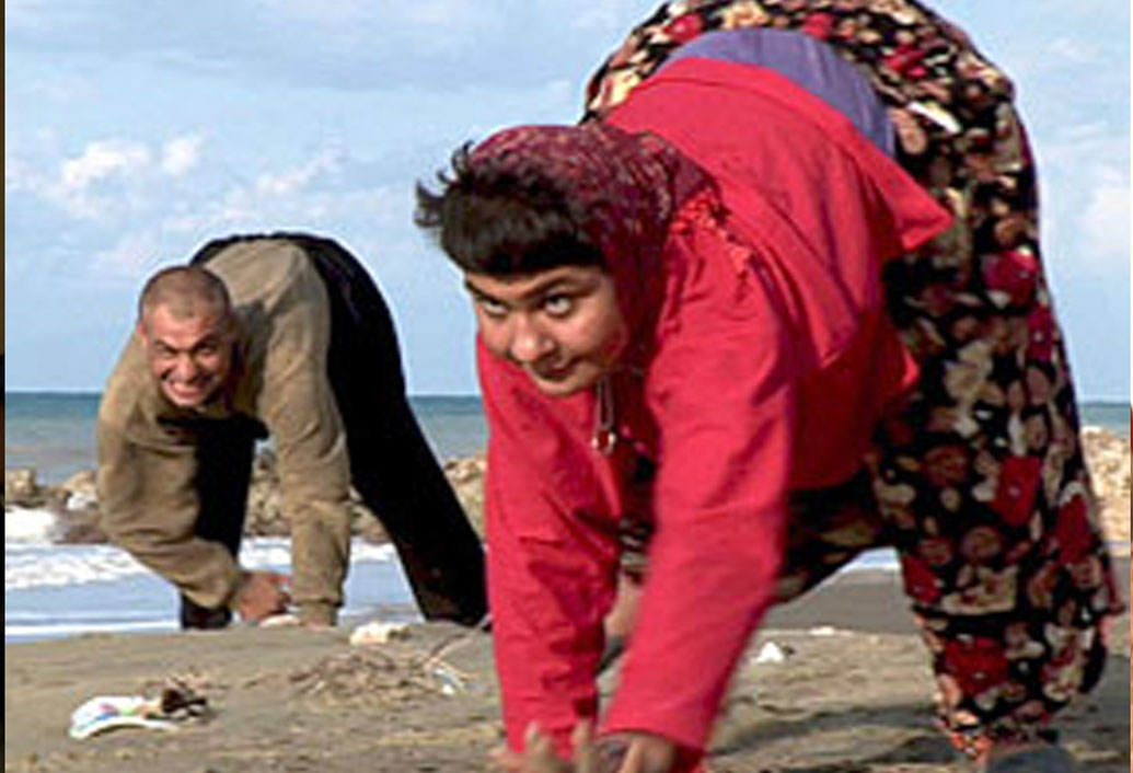 বিজ্ঞানী উনের ট্যান তাঁর অপ্রকাশিত রিসার্চ পেপারে লিখেছিলেন, এই ঘটনা আসলে বিপরীত বিবর্তনের ফল। অর্থাৎ বিবর্তন হয়ে ক্রমশ যেমন বানর থেকে মানুষের সৃষ্টি এবং ক্রমশ আদিম মানুষ পরিবর্তিত হয়েছে সভ্য মানুষে, এ ক্ষেত্রে হয়েছে ঠিক তার উল্টো।